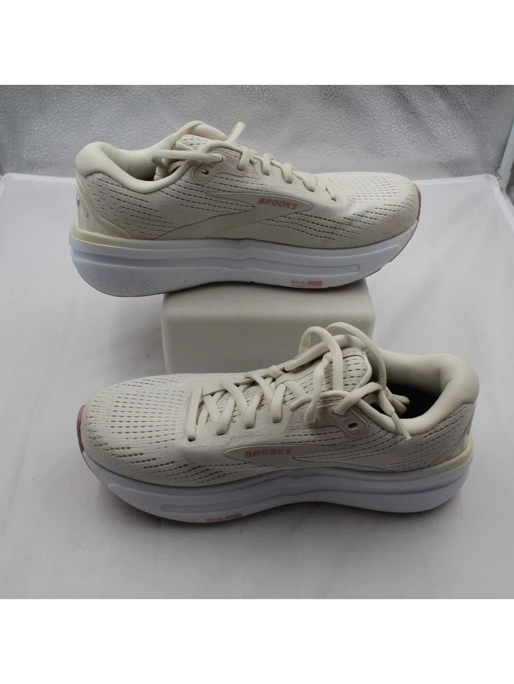 Ghost Max 2 Women Sz 8 Wide D Road Running Shoes Coconut Milk Gray Zephyr